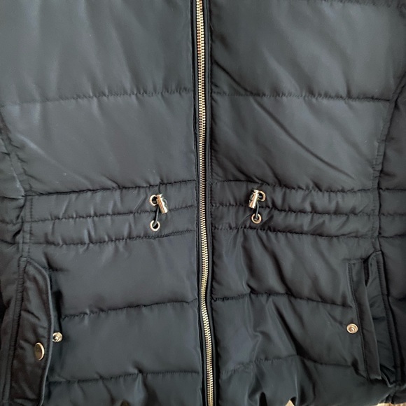 Guess NWOT fur hooded bomber jacket Sz XL. Cozy and warm excellent condition $30 - Picture 7 of 9